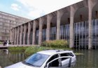 Carro invade espelho d’água do Ministério da Justiça; PF investiga
