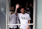 Lionel Messi é recebido como herói na França após acertar com o PSG