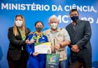 Destaques nacionais na Olimpíada de Astronomia, estudantes da rede estadual recebem medalhas do ministro Marcos Pontes