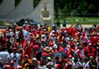 Multidão toma conta da Esplanada em domingo ensolarado na capital