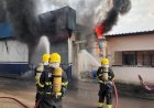 Corpo de Bombeiros combate incêndio em galpão de fábrica na zona norte de Manaus