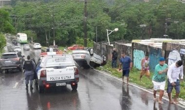 Carro capota na avenida Noel Nutels, em Manaus