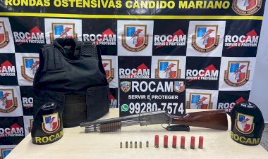 Homem é preso com espingarda, colete e granada em beco na Compensa