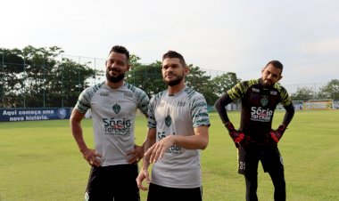 Paz no campo entre o volante Derlan e o zagueiro Thiago Spice
