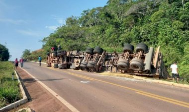 Carreta tomba na BR-174, em Presidente Figueiredo