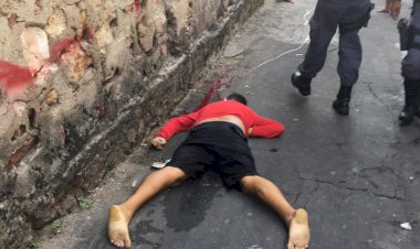 Homem morre a tiros em beco no Japiim
