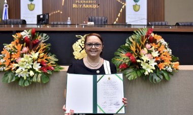 Josué homenageia professora Ana Rita Fadel com Medalha do Mérito Educacional