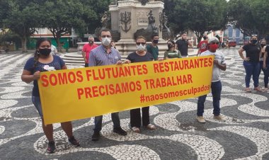 Empresários fazem protesto no Largo de São Sebastião contra Decreto do Governo