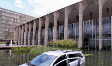 Carro invade espelho d’água do Ministério da Justiça; PF investiga