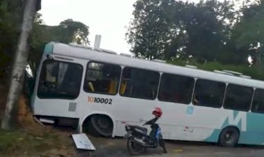 Ônibus colide em barranco e passageiros ficam feridos em Manaus