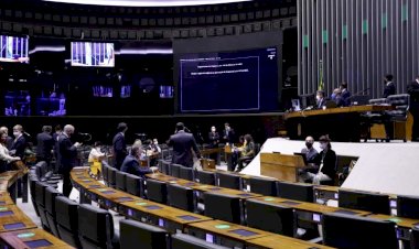 Deputados aprovam urgência para projeto que pune quem destruir vacinas