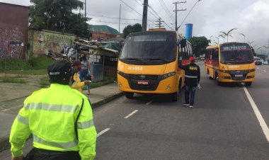 Agentes da prefeitura fiscalizam micro-ônibus alternativos
