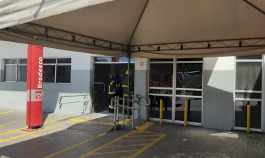 Criminosos ateiam fogo em agência bancária no bairro Compensa