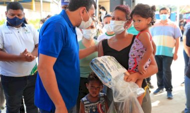 Governador Wilson Lima entrega 3 toneladas de peixe e kits de higiene para 1,5 mil famílias na zona leste