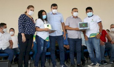 Governo do Amazonas entrega notebooks a estudantes e professores de Rio Preto da Eva