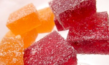 Entenda de onde vem a tradição de dar doces no Dia de Cosme e Damião