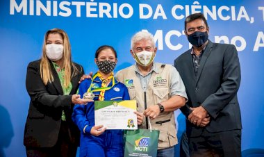 Destaques nacionais na Olimpíada de Astronomia, estudantes da rede estadual recebem medalhas do ministro Marcos Pontes