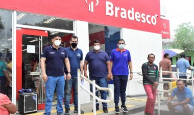 Comissão de Defesa do Consumidor da ALEAM autua agência bancária em São Gabriel da Cachoeira