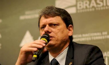 Tarcísio Freitas afirma que DNIT-AM levou cinco dias para recuperar trecho danificado na BR-319