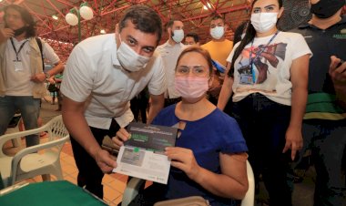 Wilson Lima entrega primeiros cartões do Auxílio Estadual permanente a famílias que moram em Manaus