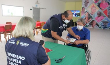 Governo do Amazonas entrega cartões do Auxílio Estadual Permanente a beneficiários da Fundação Dr. Thomas