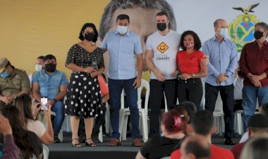 Governador Wilson Lima entrega primeiras carteiras do projeto CNH social