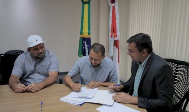Governador Wilson Lima assina convênios para investir R$ 32,7 milhões nos municípios de Tefé e Rio Preto da Eva