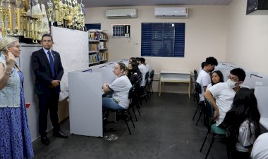 João Luiz inaugura moderna sala de informática em escola na zona Oeste de Manaus