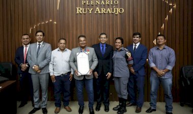 Deputado João Luiz homenageia prefeito de Careiro da Várzea com Medalha Ruy Araújo