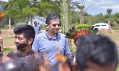 João Luiz entrega veículo, adquirido por emenda parlamentar para a Secretaria do Índio de Humaitá