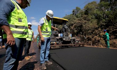 Wilson Lima vistoria pavimentação da AM-010, que passa a ter oito frentes de obras