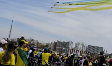 Desfile em comemoração ao Bicentenário reúne multidão na Esplanada