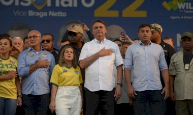 Bolsonaro declara apoio à reeleição de Wilson Lima, em comício em Manaus