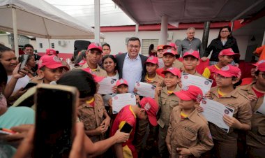 Wilson Lima entrega certificados para bombeiros mirins formados no Amazonas