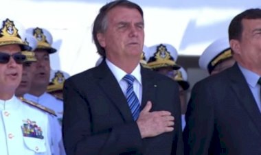 Bolsonaro participa de cerimônia na Escola Naval no Rio