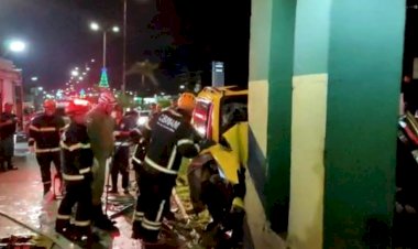 Bombeiros removem de ferragens de veículo vítima de acidente de trânsito