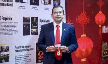 Deputado João Luiz recebe Medalha Cruz do Mérito da Fraterna Integração Brasil e a China, em Brasília