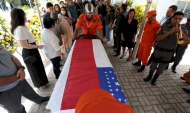 Corpo do ex-governador Amazonino Mendes recebe honras militares e percorre vias durante cortejo