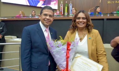Deputado João Luiz entrega diploma ‘Mulher Cidadã Amazonense’ à promotora de Justiça Romina Carvalho