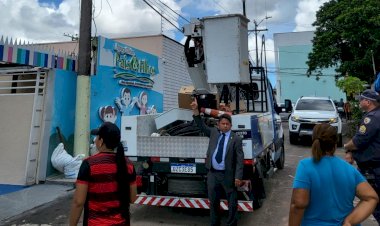 Sinésio Campos flagra Amazonas Energia descumprindo decisão judicial que proíbe instalação de medidores