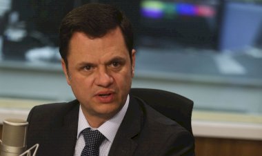 Eduardo Bolsonaro aventa que Anderson Torres buscou suicídio na prisão