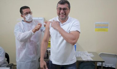 Wilson Lima atualiza cartão de vacinação contra Influenza e Covid-19 e reforça convite para população se imunizar