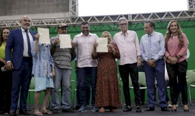 Wilson Lima inicia regularização fundiária de mais 1,5 mil unidades habitacionais e entrega 200 títulos definitivos