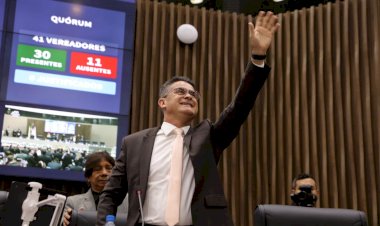 Prefeito David Almeida entrega Mensagem do Executivo na CMM, destaca conquistas históricas e metas para 2024