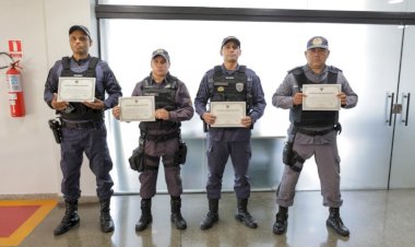 Wilson Lima parabeniza e concede medalha a policiais militares por maior apreensão de armas da história do Amazonas