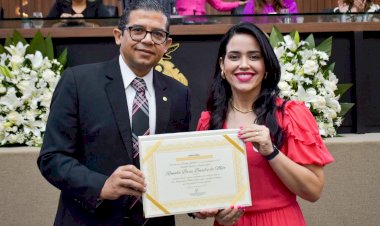 Deputado João Luiz entrega Diploma Mulher Cidadã Amazonense à coordenadora de projetos sociais Rani Braz