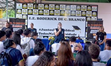 Deputado João Luiz leva palestra do “Ei, Te Orienta” para alunos da Zona Leste de Manaus