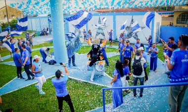 Hasteamento do Pavilhão Caprichoso abre oficialmente a semana azulada em Parintins