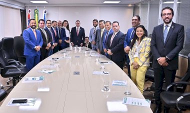 Presidente Roberto Cidade recebe do reitor da UEA, André Zogahib, minuta de projeto que restabelece percentual de vagas para estudantes do Amazonas