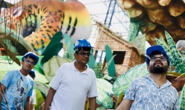 Durante visita ao Galpão do Caprichoso, secretário Marcos Apolo elogia artistas: “Parabéns pelo trabalho extraordinário”